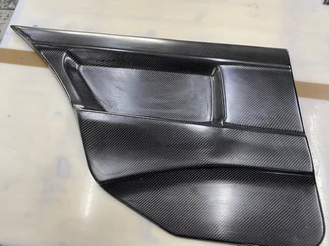Carbon-Türverkleidung BMW E36 Limousine, Rückansicht mit ausgeprägter Linienführung