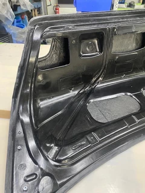 Innenansicht Carbon Heckklappe BMW E46 M3 CSL, Befestigungspunkte sichtbar