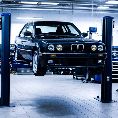 BMW E30 auf einer Hebebuhne