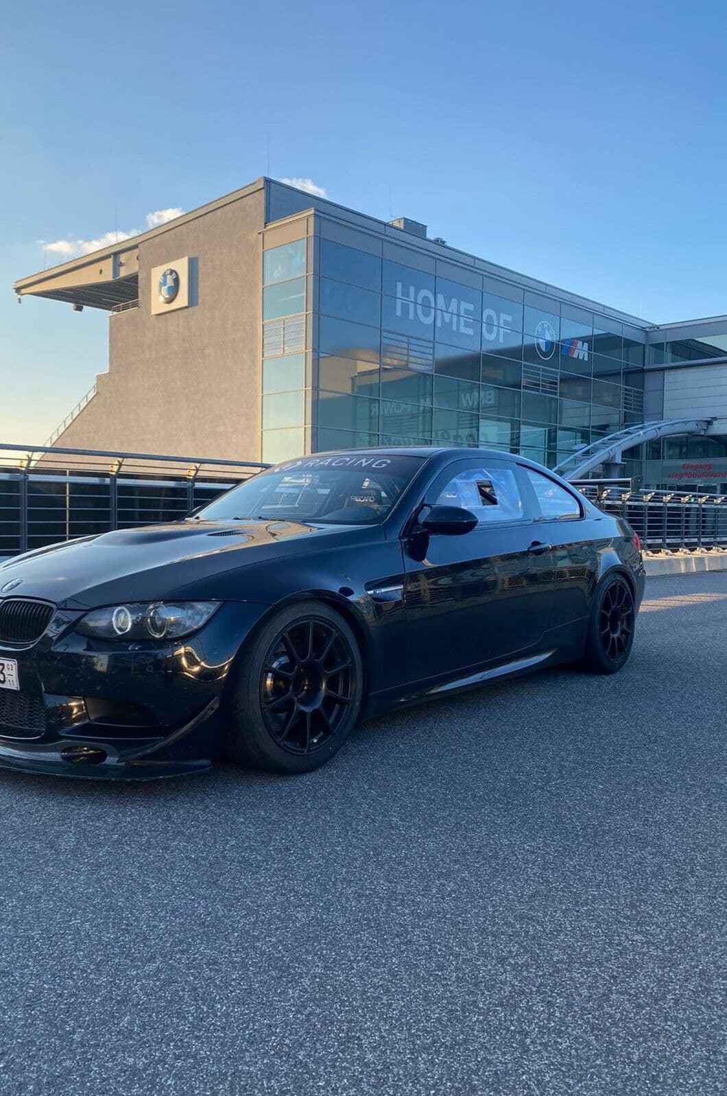 BMW E92 M3 mit montierten Carbon-Türen, Tracktool vor BMW M Gebäude