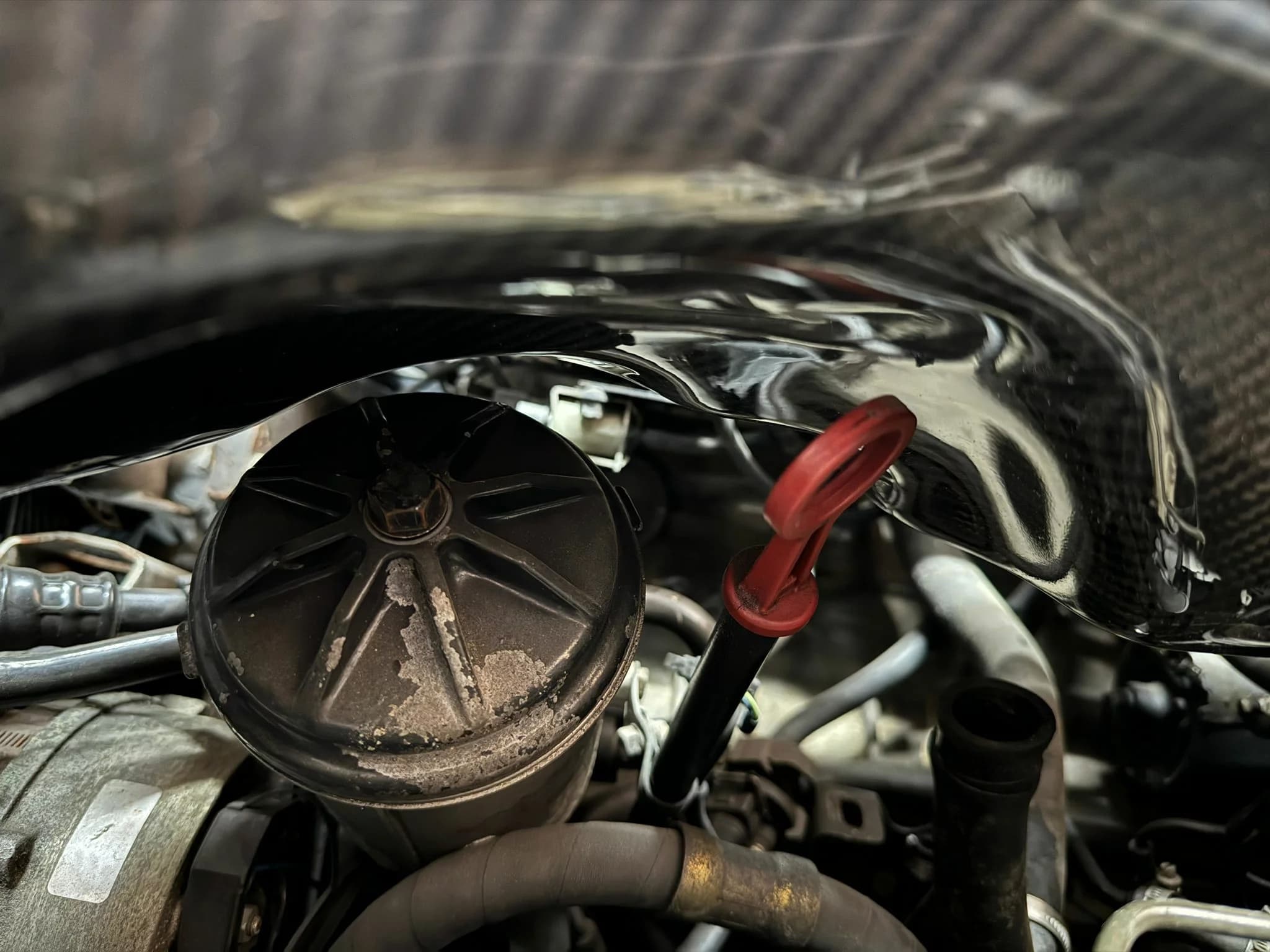 Detailansicht der Carbon-Airbox mit Öleinfüllstutzen im BMW E34 Motorraum