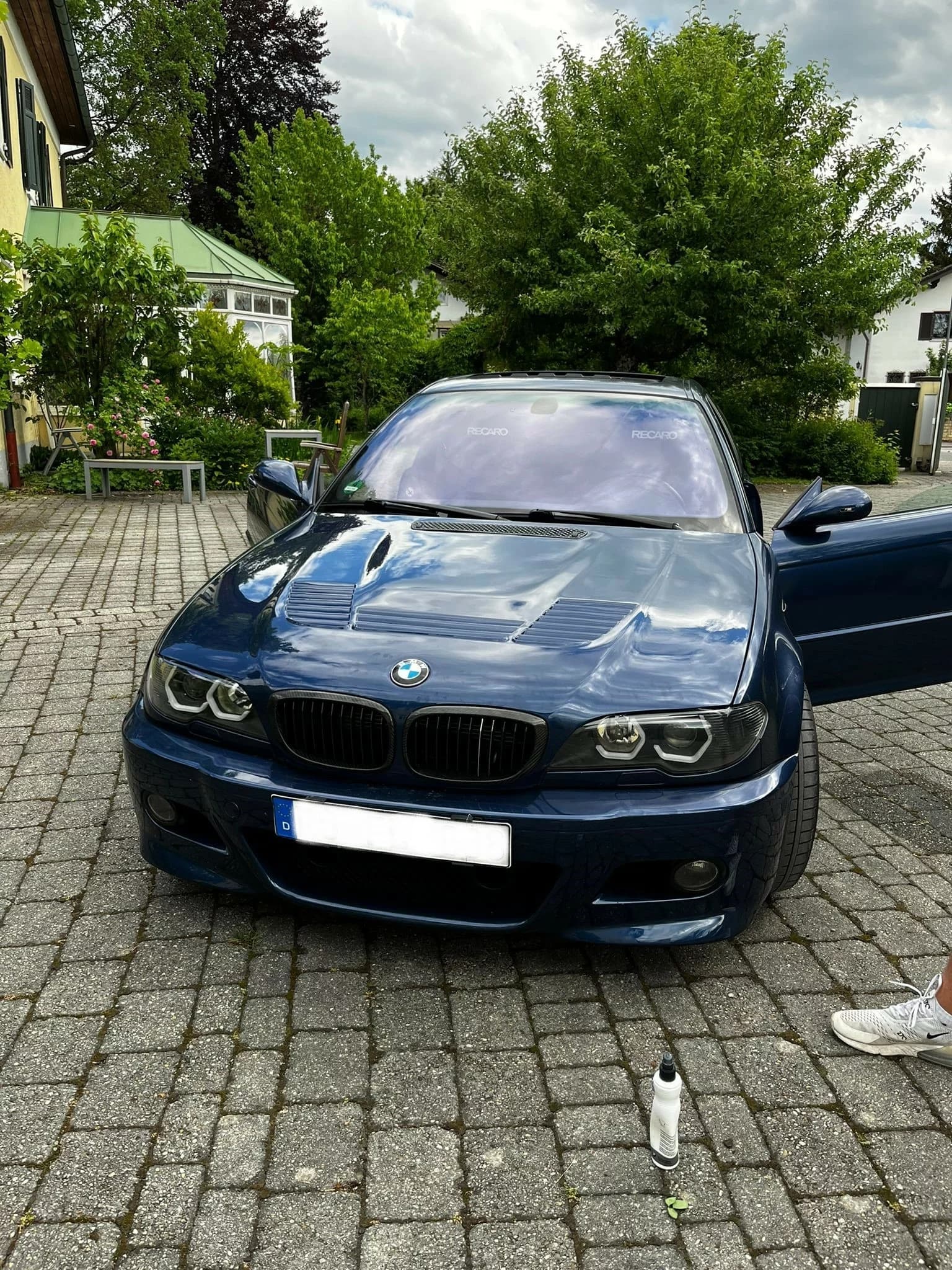 BMW E46 Coupé mit Carbon Motorhaube im GTR-Design, Gesamtansicht von vorne