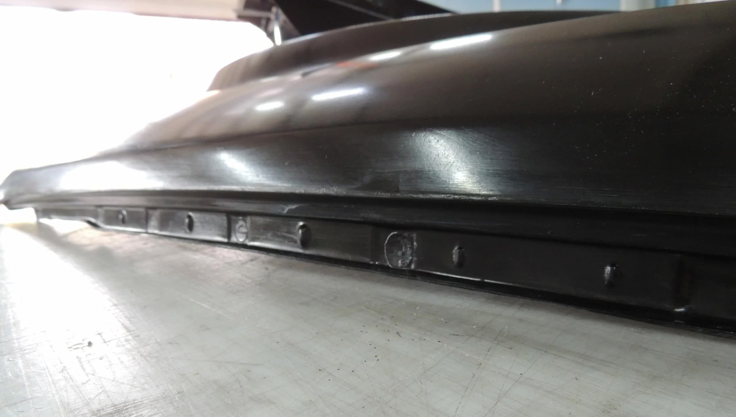 Detail der Unterkante eines Carbon-Kotflügels für BMW E30, Befestigungspunkte und Materialstärke sichtbar