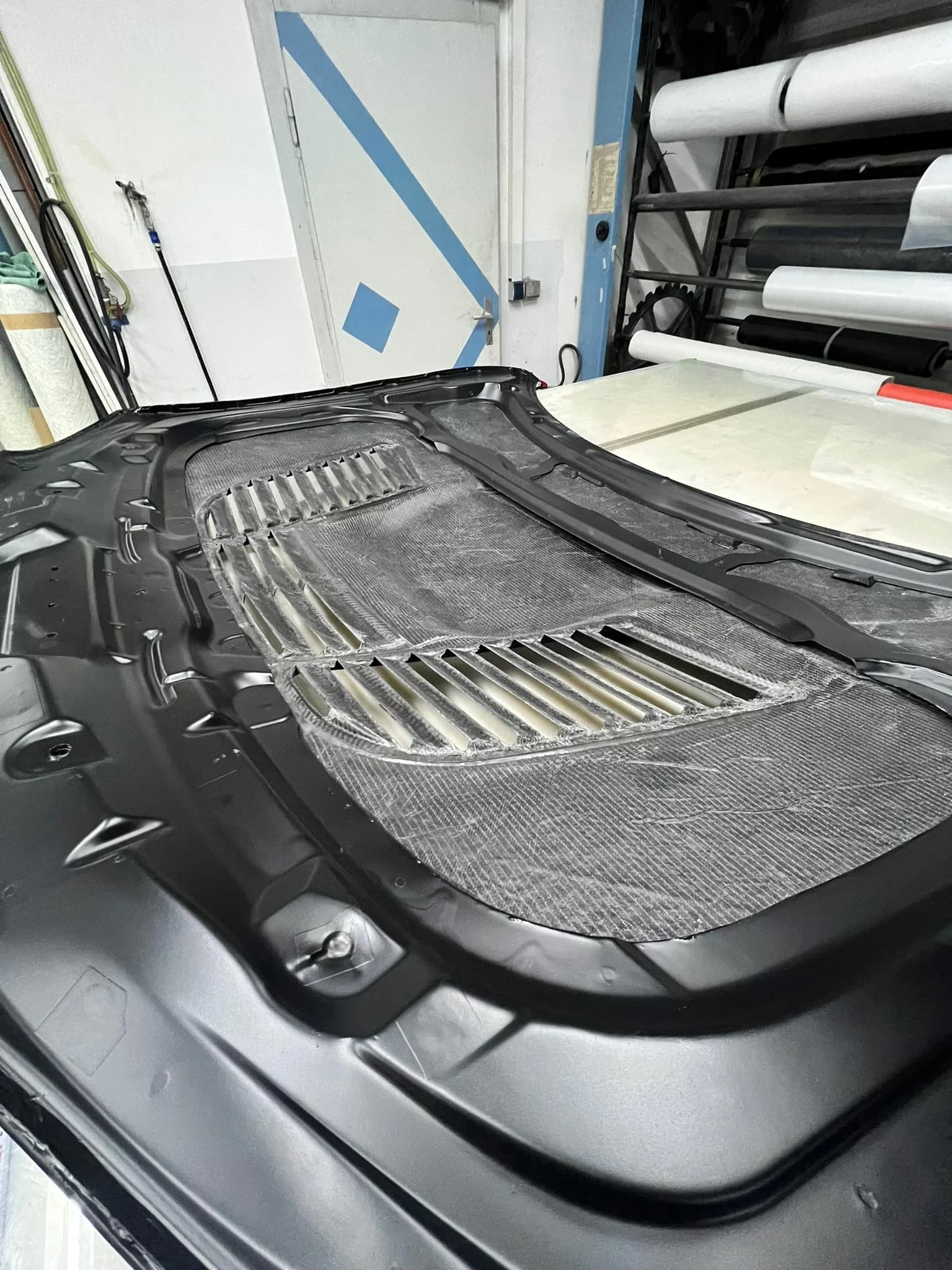 Carbon Motorhaube BMW E82 1er M GTR Style, Frontansicht mit zentraler Öffnung