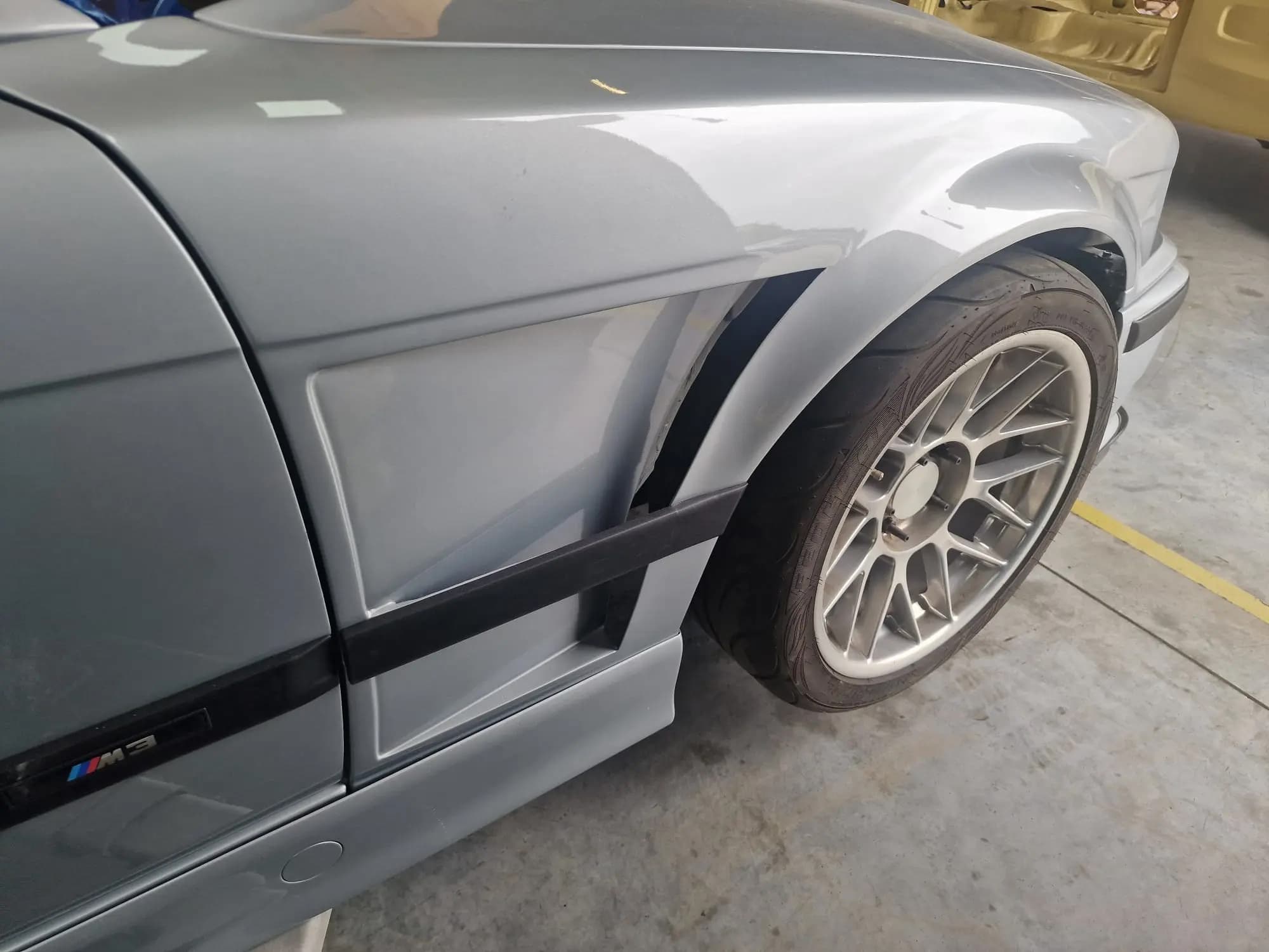 BMW E36 Front links mit GTR-Kotflügel und breiter Spur, Werkstattansicht