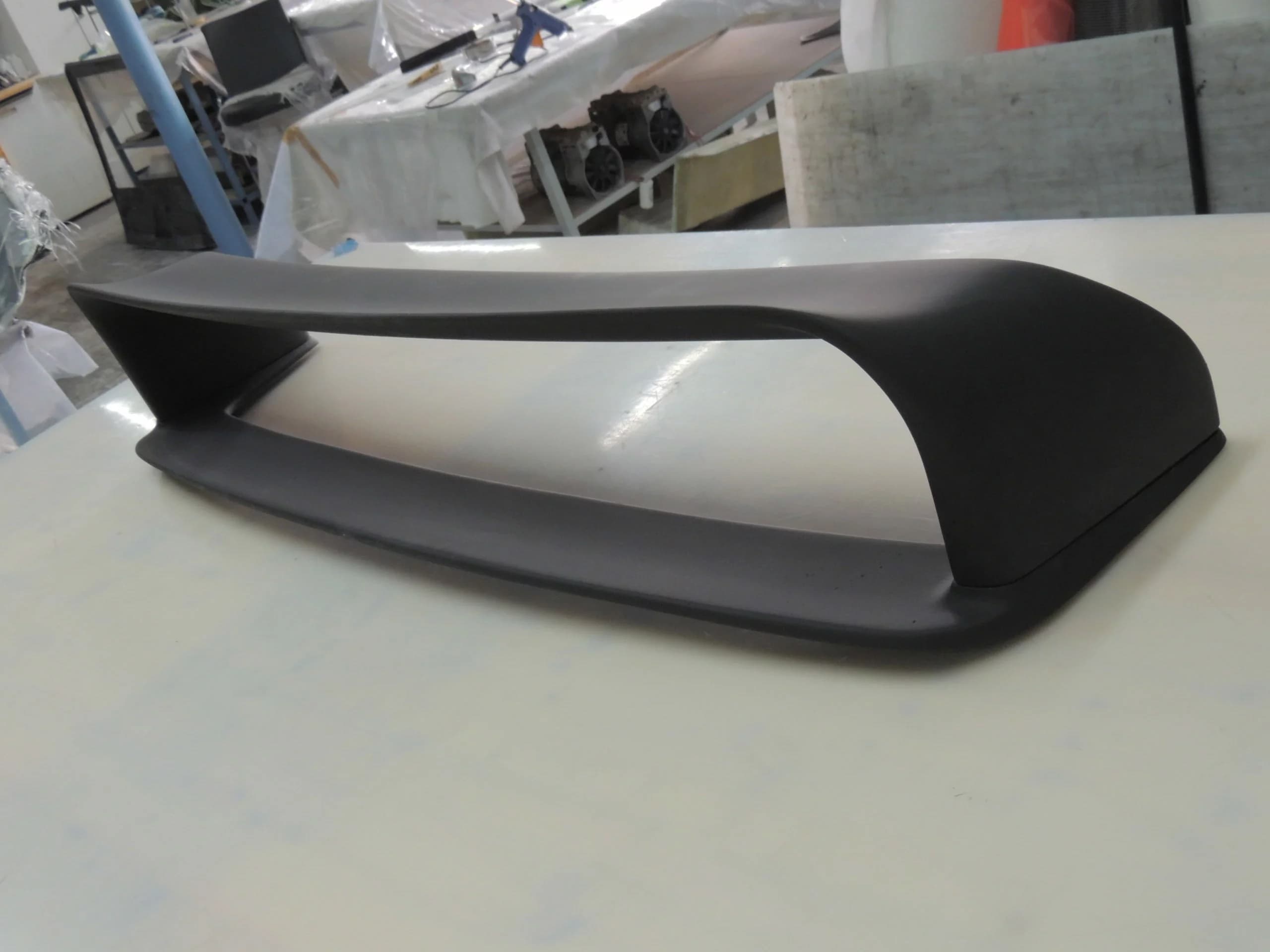BMW E36 Class-2/GT Heckspoiler, Seitenansicht auf Werkbank