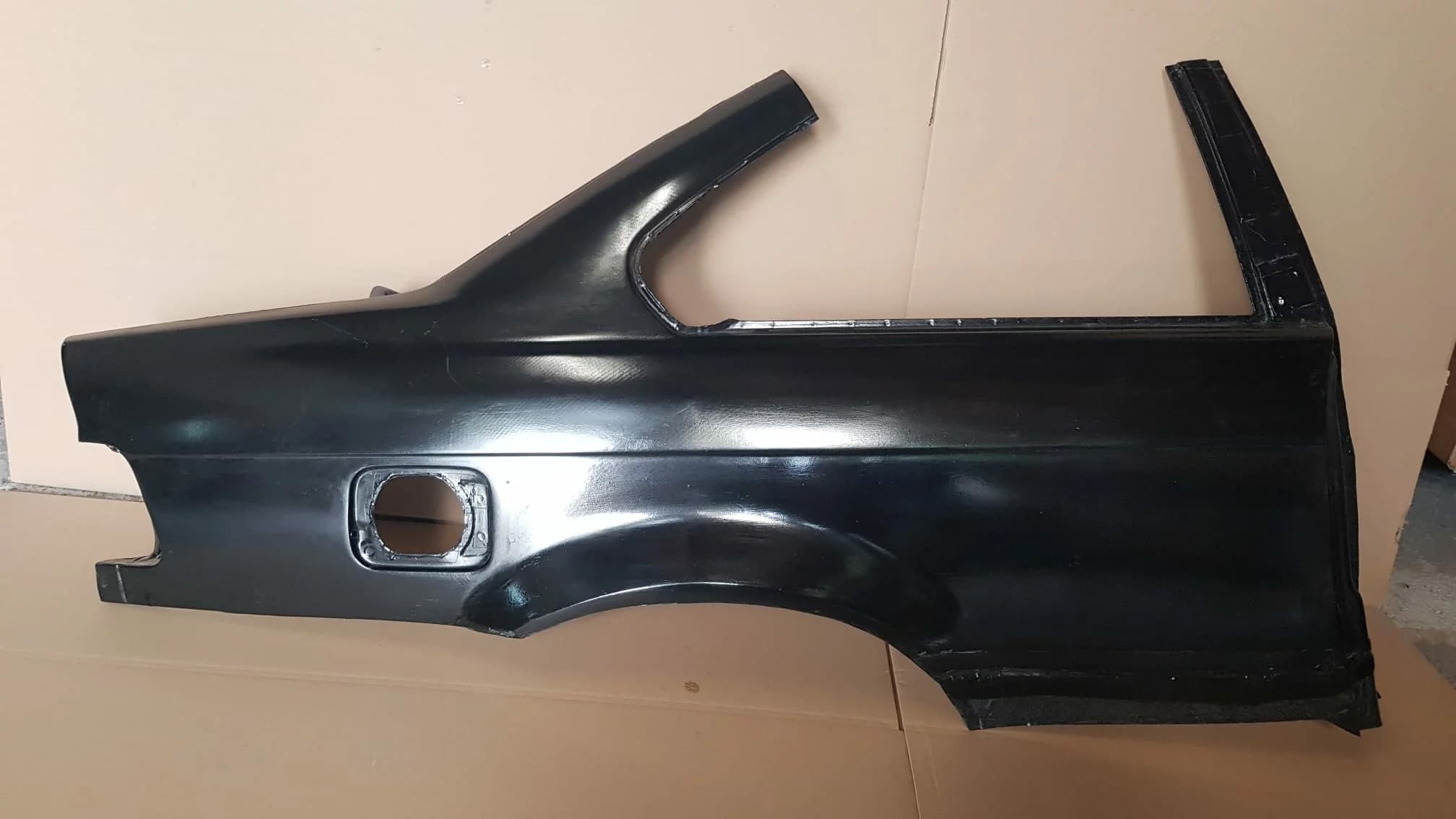 Carbon Seitenteil BMW E36 Coupé – Außenseite mit Tankdeckelausschnitt