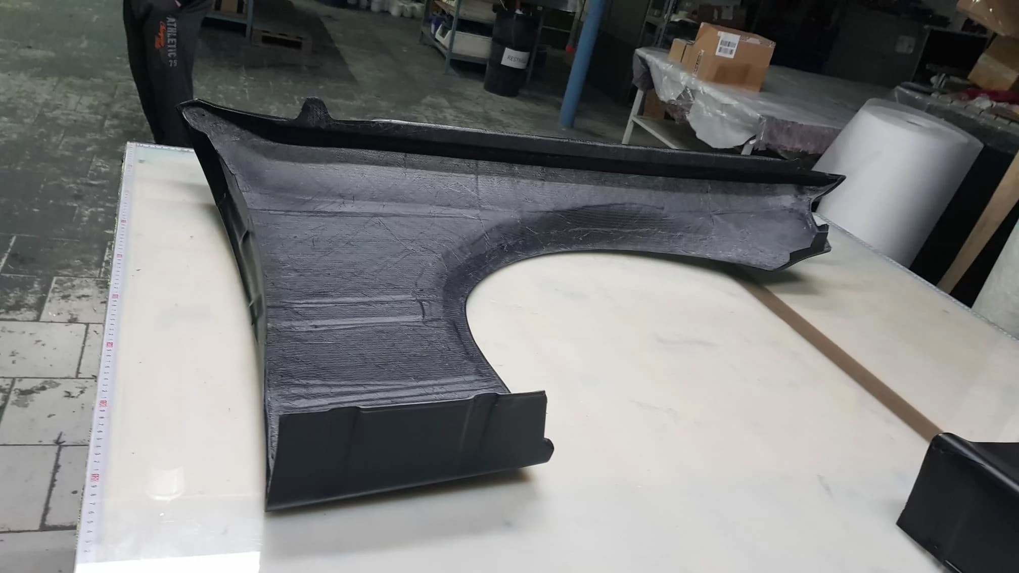 Carbon Kotflügel BMW E36 Limousine – Innenseite mit strukturellem Aufbau