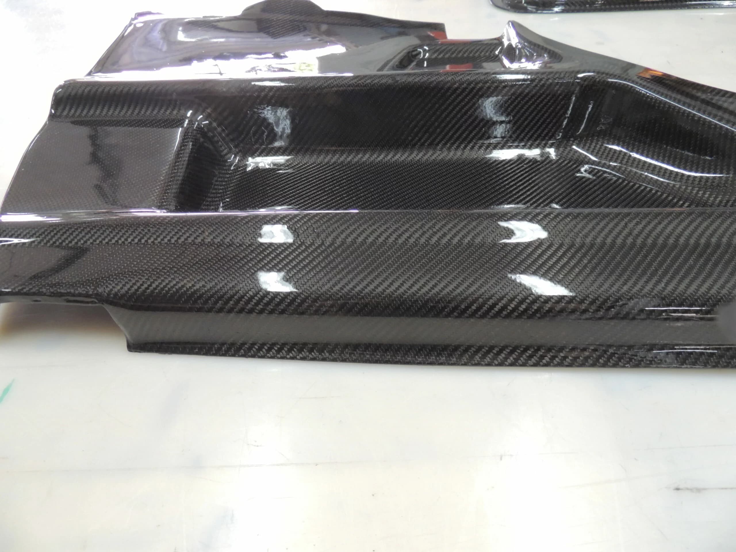 Detailansicht Carbon Türverkleidung BMW E36 Coupé, unterer Bereich mit Verstärkungsstruktur