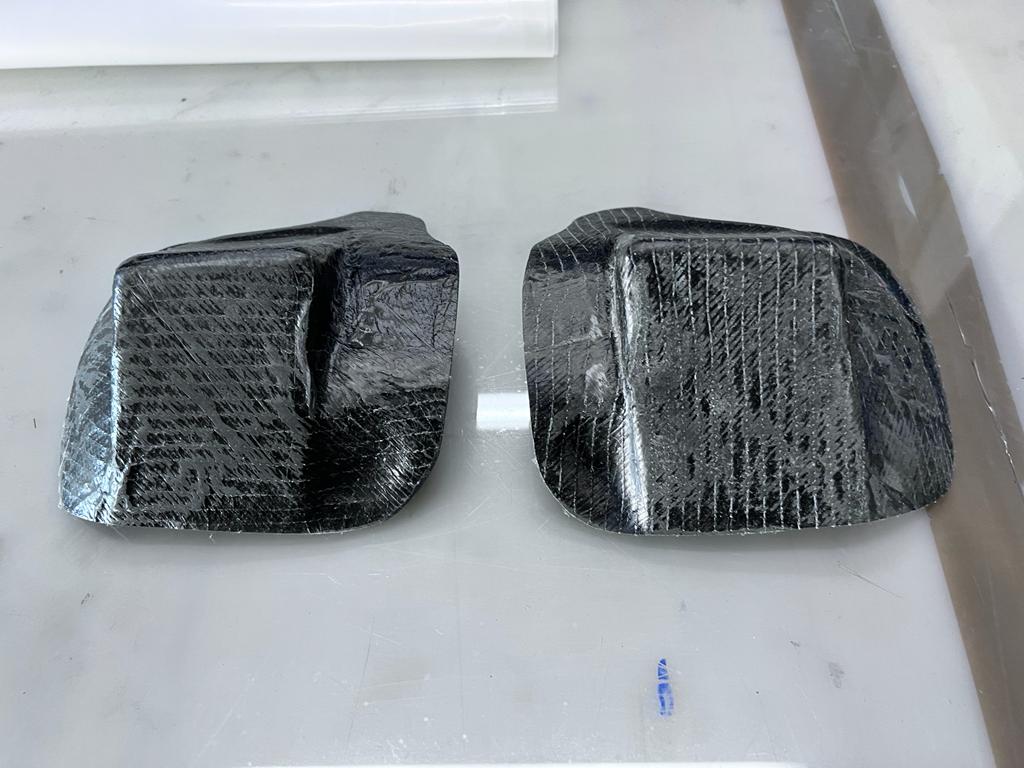 Carbon Verstärkungsdome für BMW E92 Heckklappe – Außenseite, Sichtcarbon mit Struktur