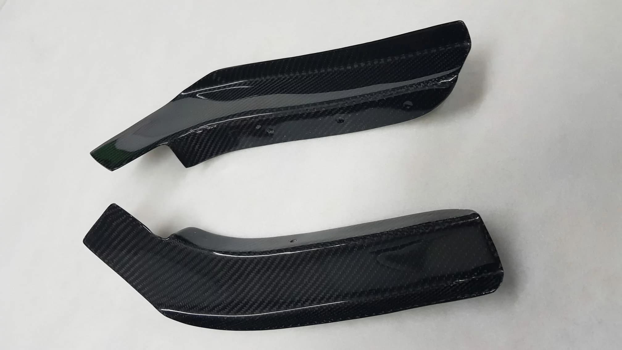 Carbon-Canards Set links und rechts, freigestellt auf weißem Hintergrund