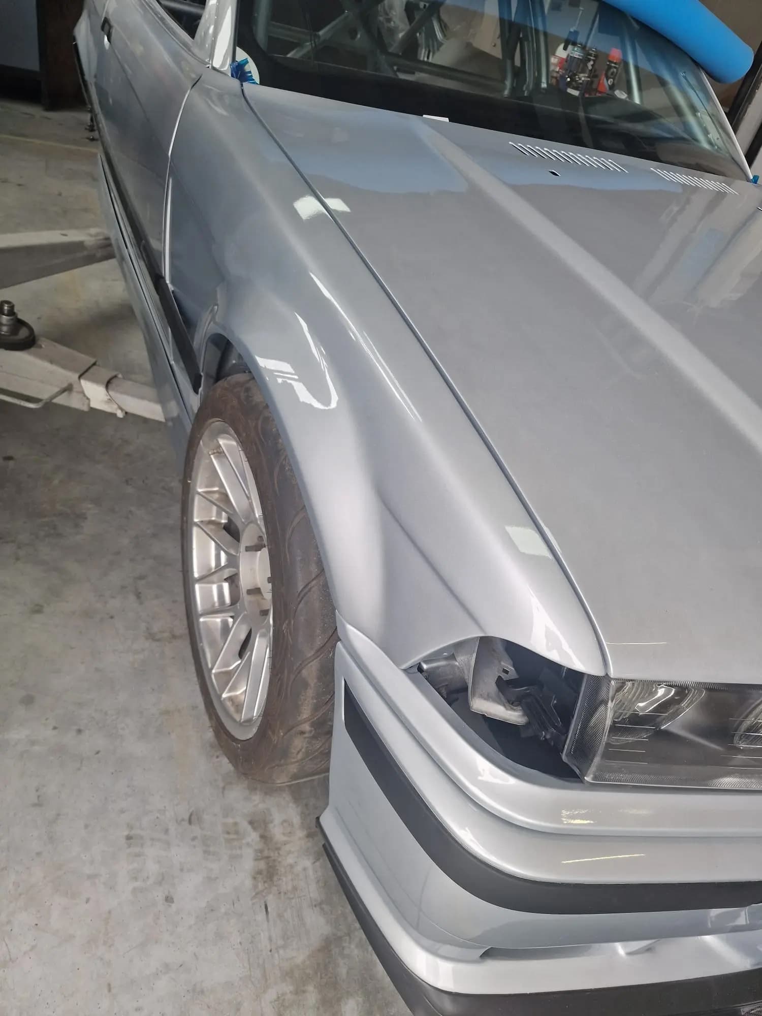 Vorderer linker GTR-Kotflügel am BMW E36, lackiert und montiert