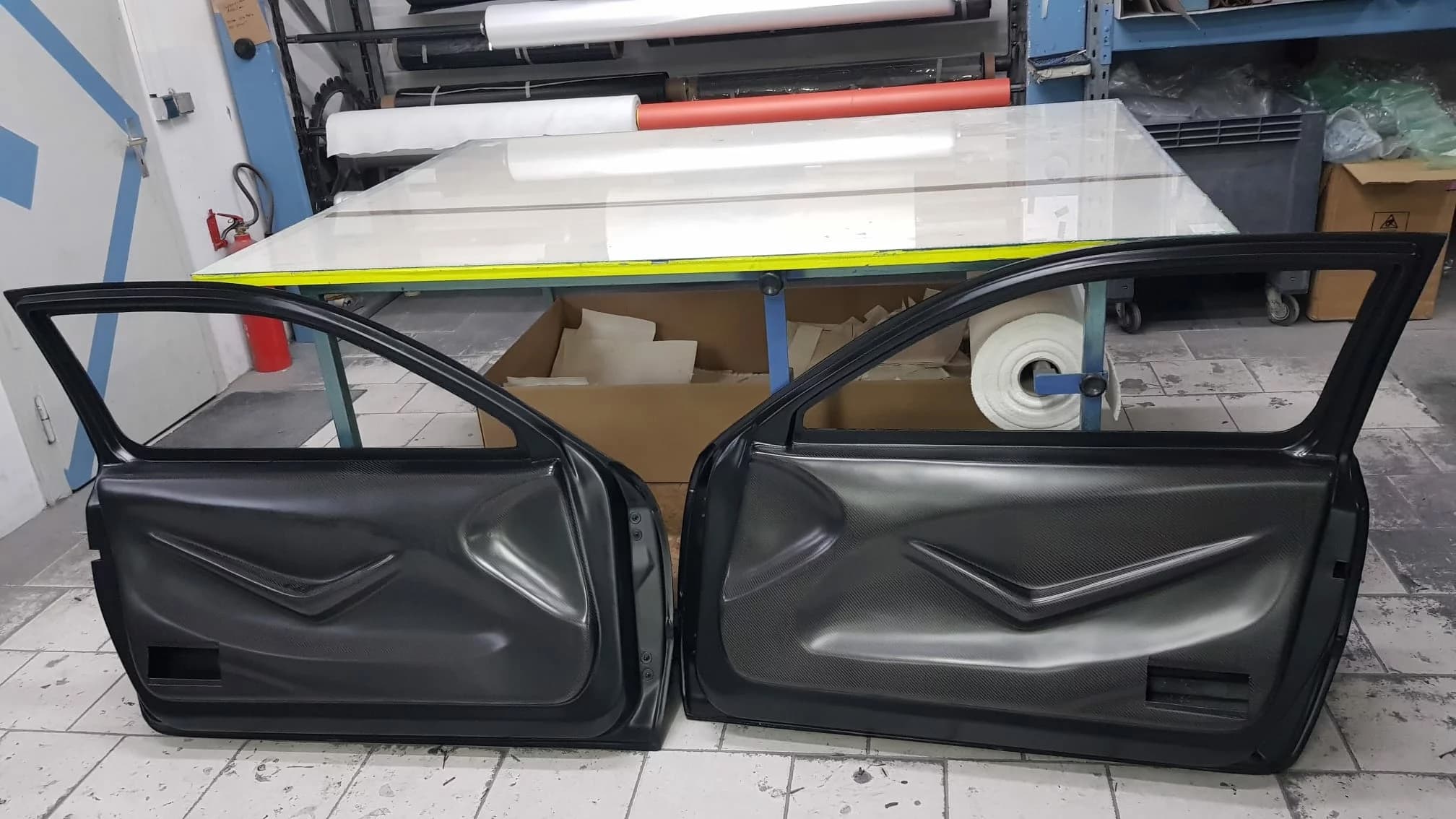 Carbon-Türen links und rechts für BMW E46 Coupé/M3, Innenansicht mit integrierten Türverkleidungen