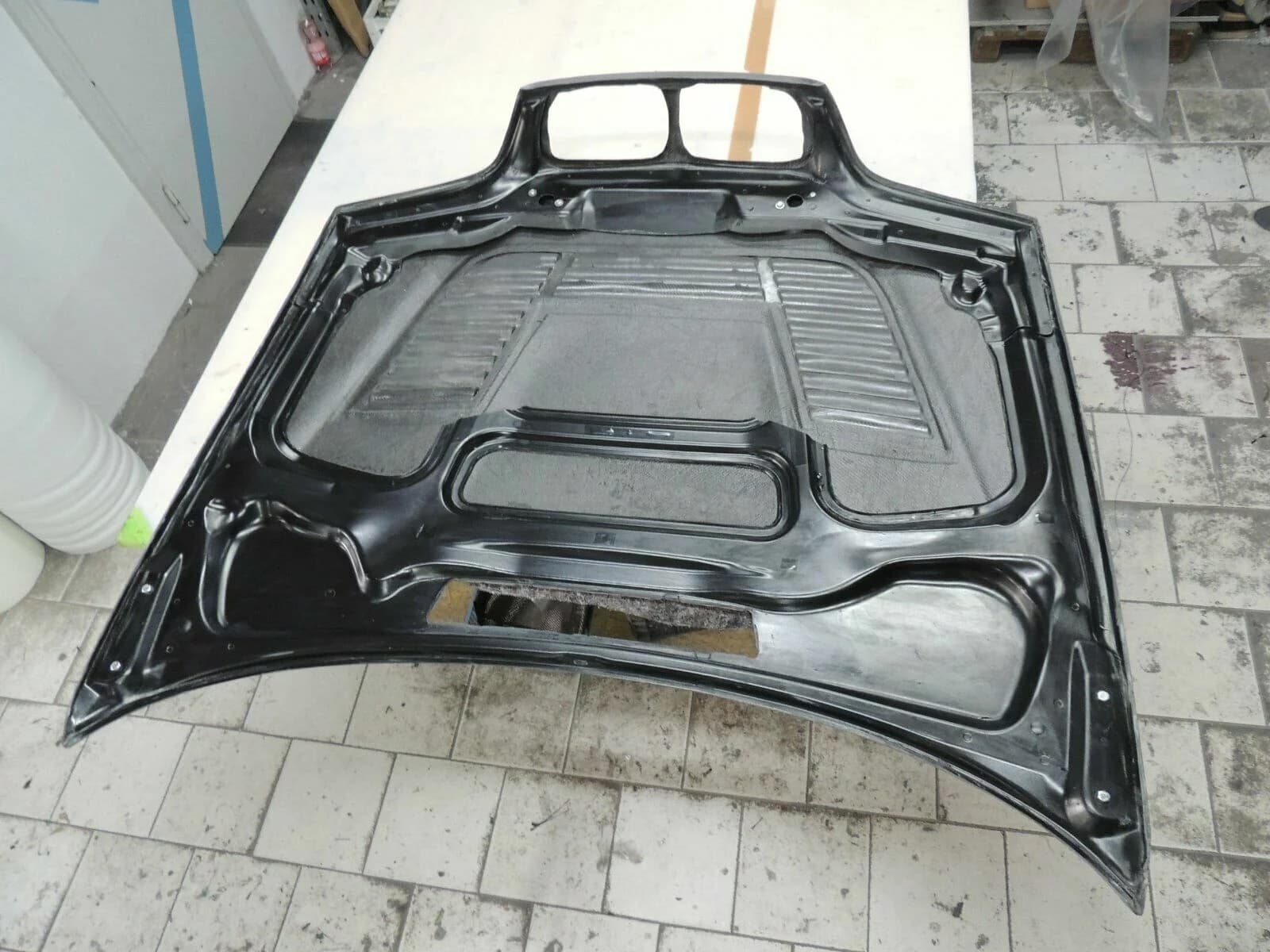 Unterseite der Carbon Motorhaube BMW E46 M3 GTR mit Verstärkungsstruktur und integrierten Carbon-Gewebeelementen