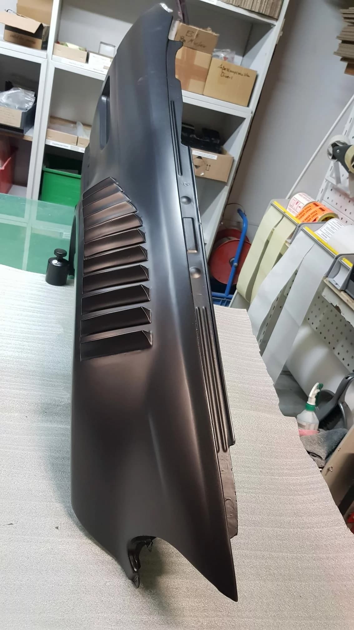 Carbon Kotflügel BMW E46 M3 mit integrierten Luftauslässen, Seitenansicht auf Werkbank