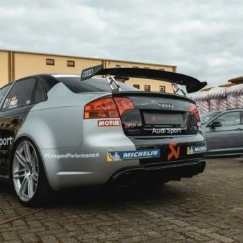 Audi RS4 Heckansicht Rennsetup – Heckansicht eines Audi RS4 mit großem Carbon-Heckflügel und Motorsport-Design