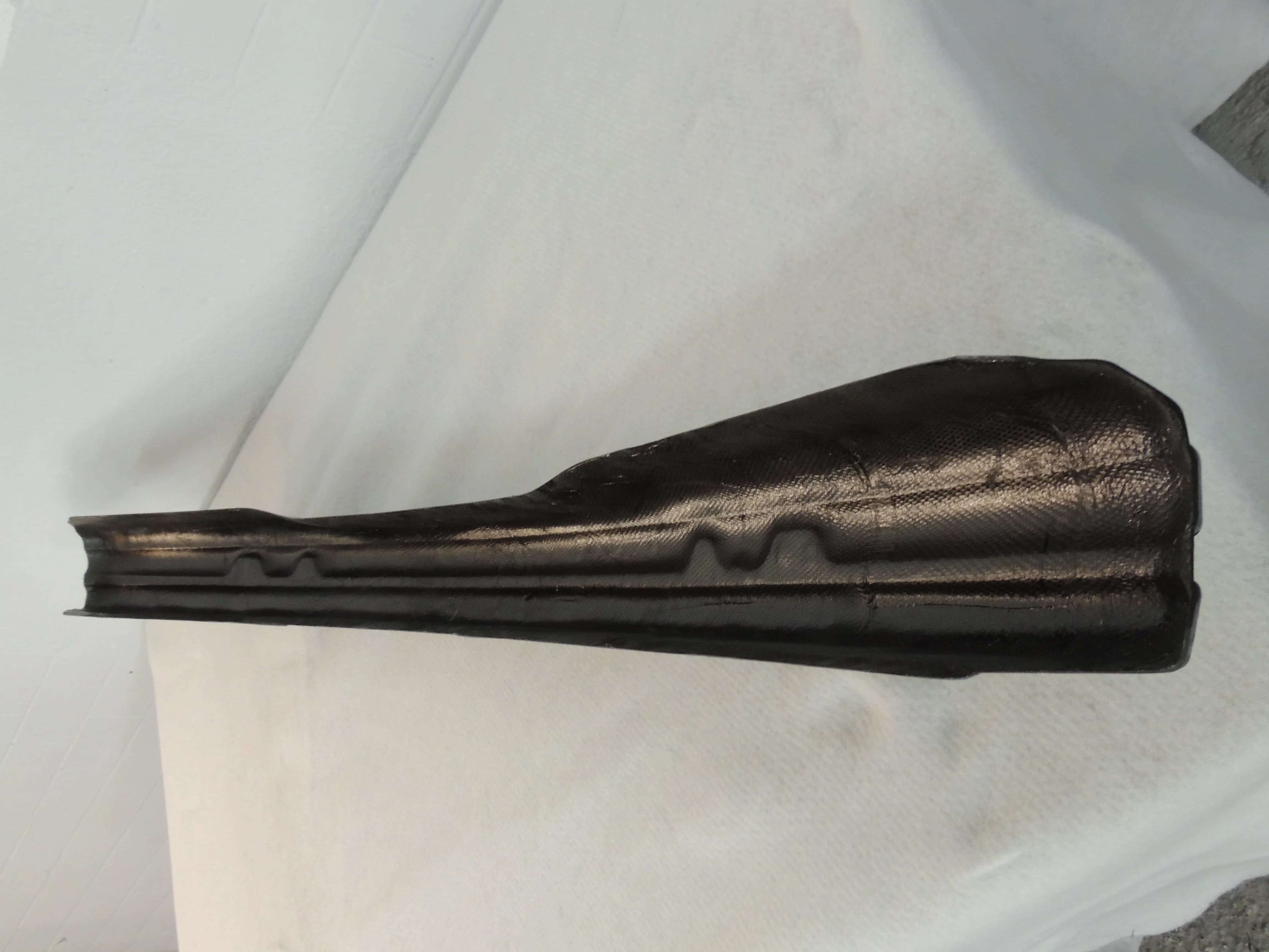 BMW E36 Limousine Carbon-Stoßstangenträger – Seitenansicht mit Struktur