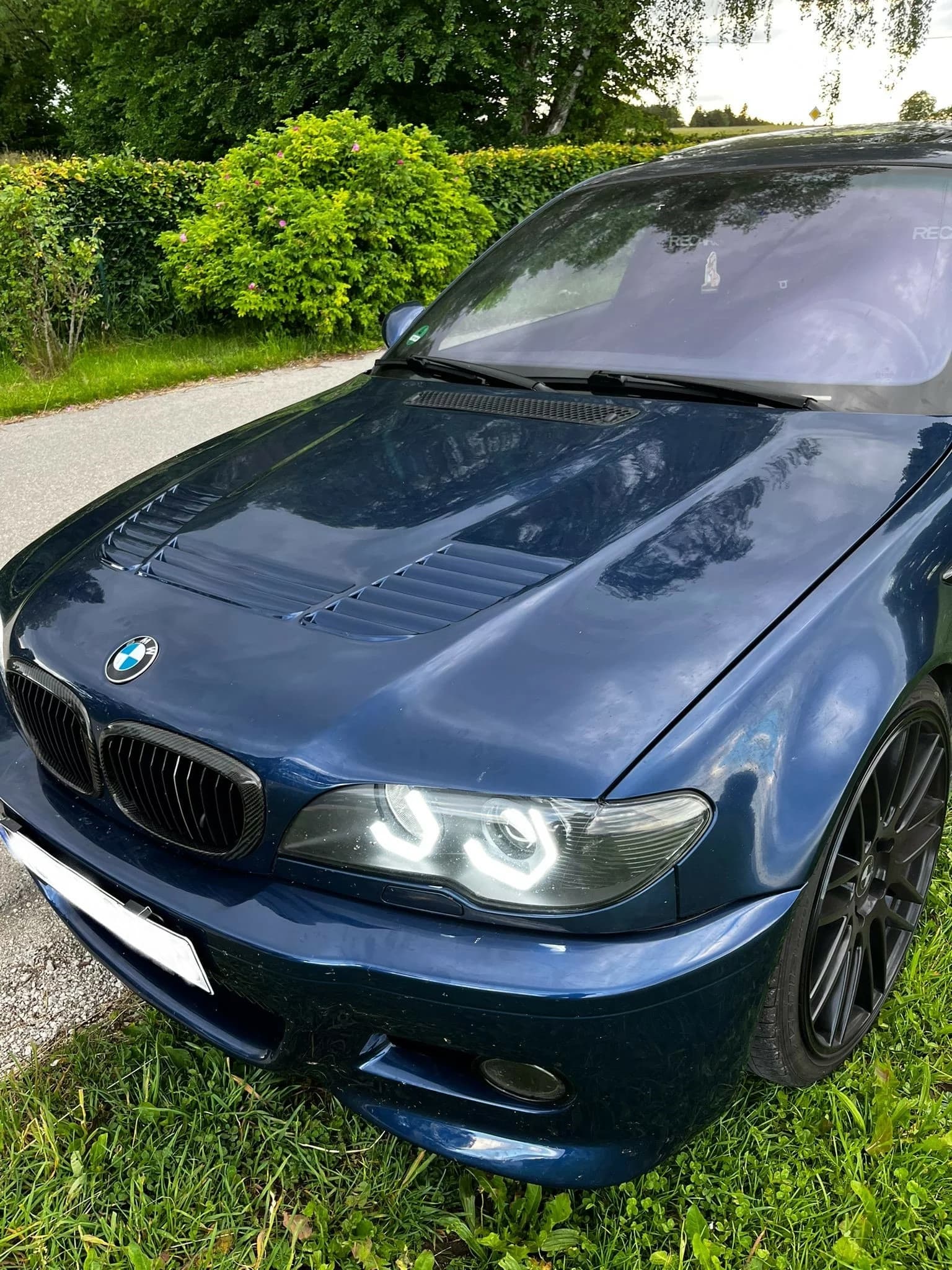 Schrägansicht der Carbon Motorhaube im GTR-Look auf BMW E46 Coupé
