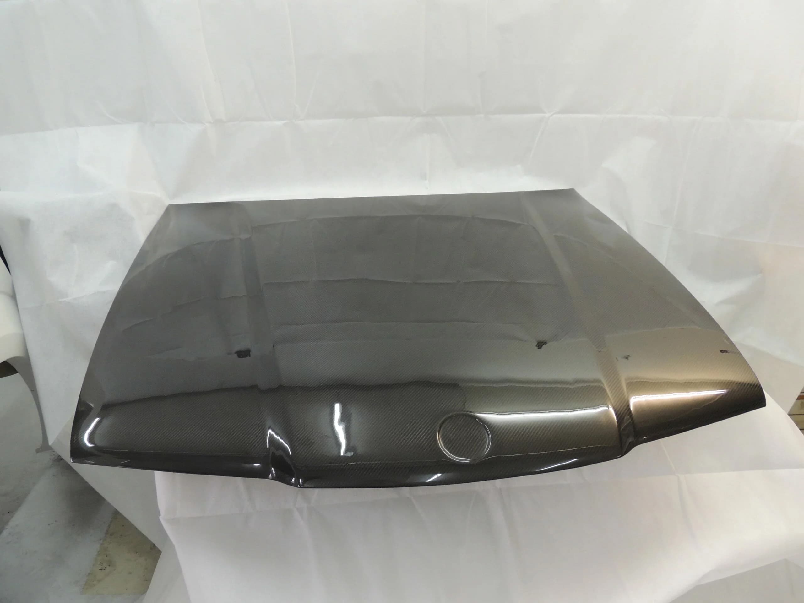 Carbon-Motorhaube Detailansicht – Kanten- und Oberflächenstruktur der BMW E36 Motorhaube aus Carbon