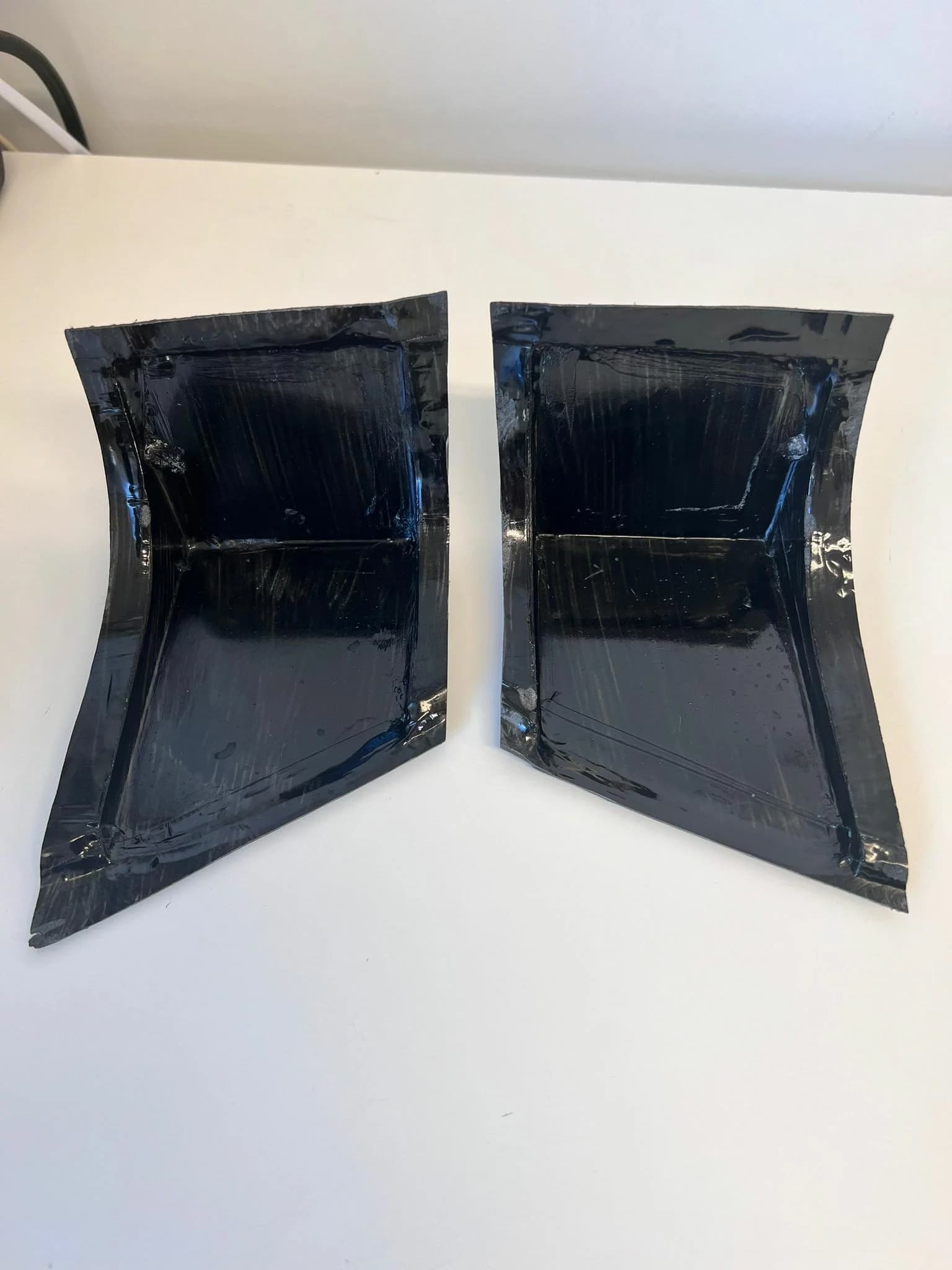 Carbon Verstärkungsdom für BMW E46 Heckklappe, Innenansicht mit verklebten Kanten und Struktur