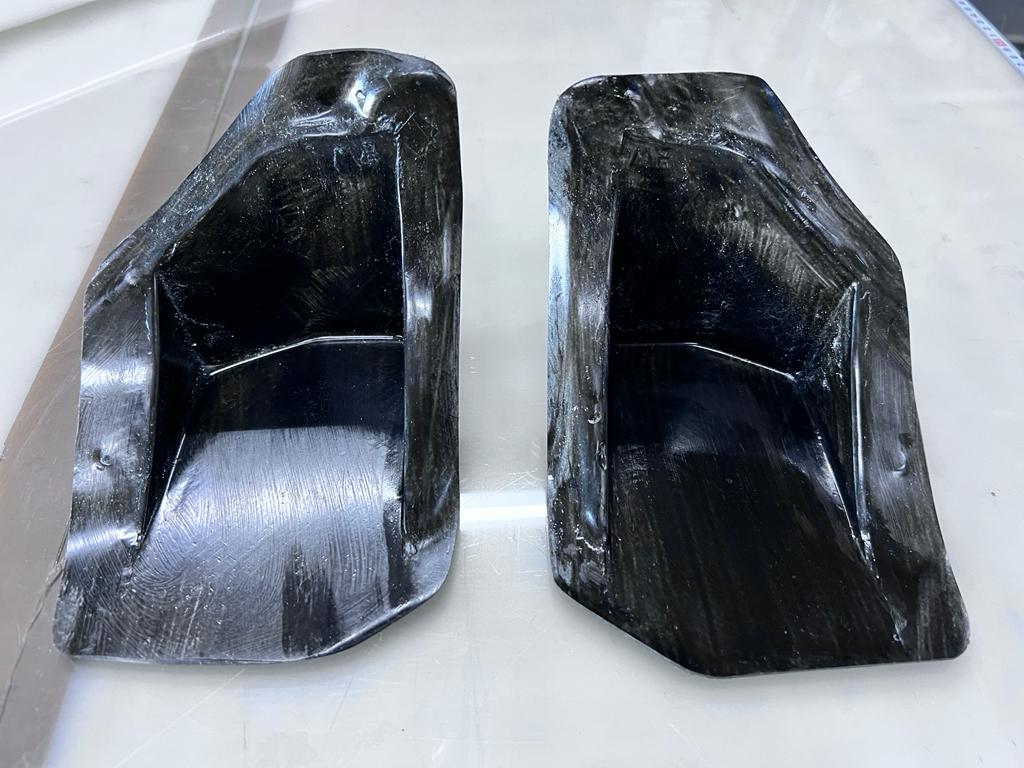 Carbon Verstärkungsdome für Heckklappe BMW F22 – Innenseite mit strukturiertem Laminataufbau