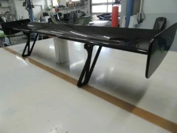 Sichtcarbon Heckspoiler BMW F22 aufgebockt, Seitenansicht