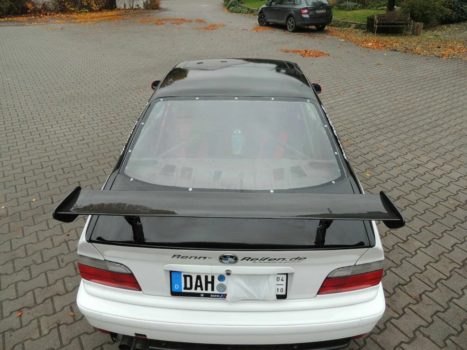 BMW E36 Rennfahrzeug mit Carbon-Heckflügel, Draufsicht auf Heck und Heckscheibe