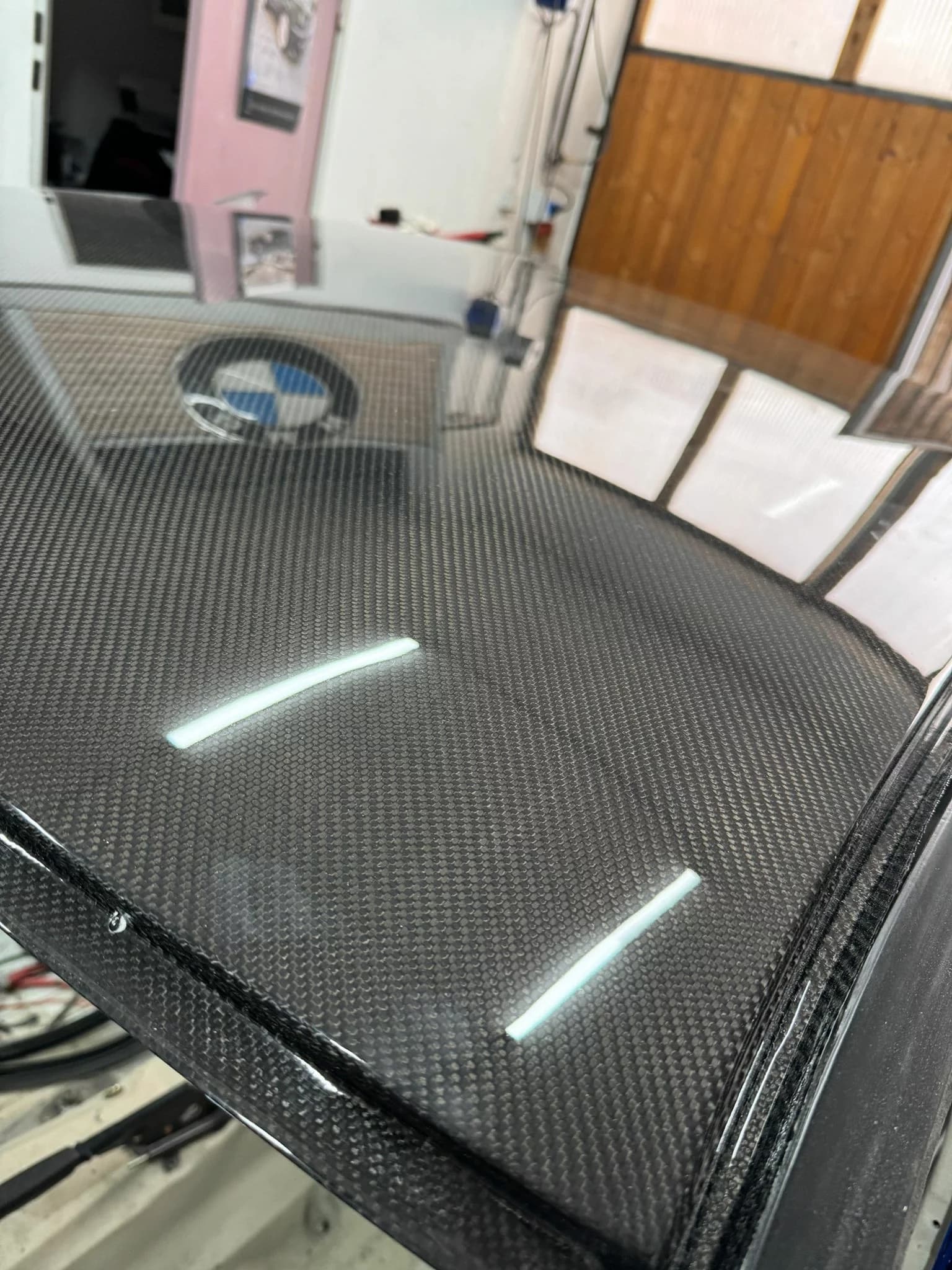 Nahaufnahme Carbon-Dach BMW E36, hochglänzende Carbonstruktur