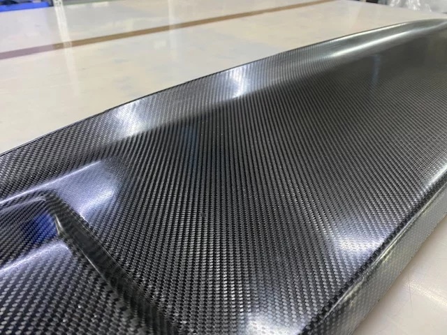Detailaufnahme der Carbon-Hutablage für BMW E30, glänzende Oberfläche und feine Carbonfaser-Struktur