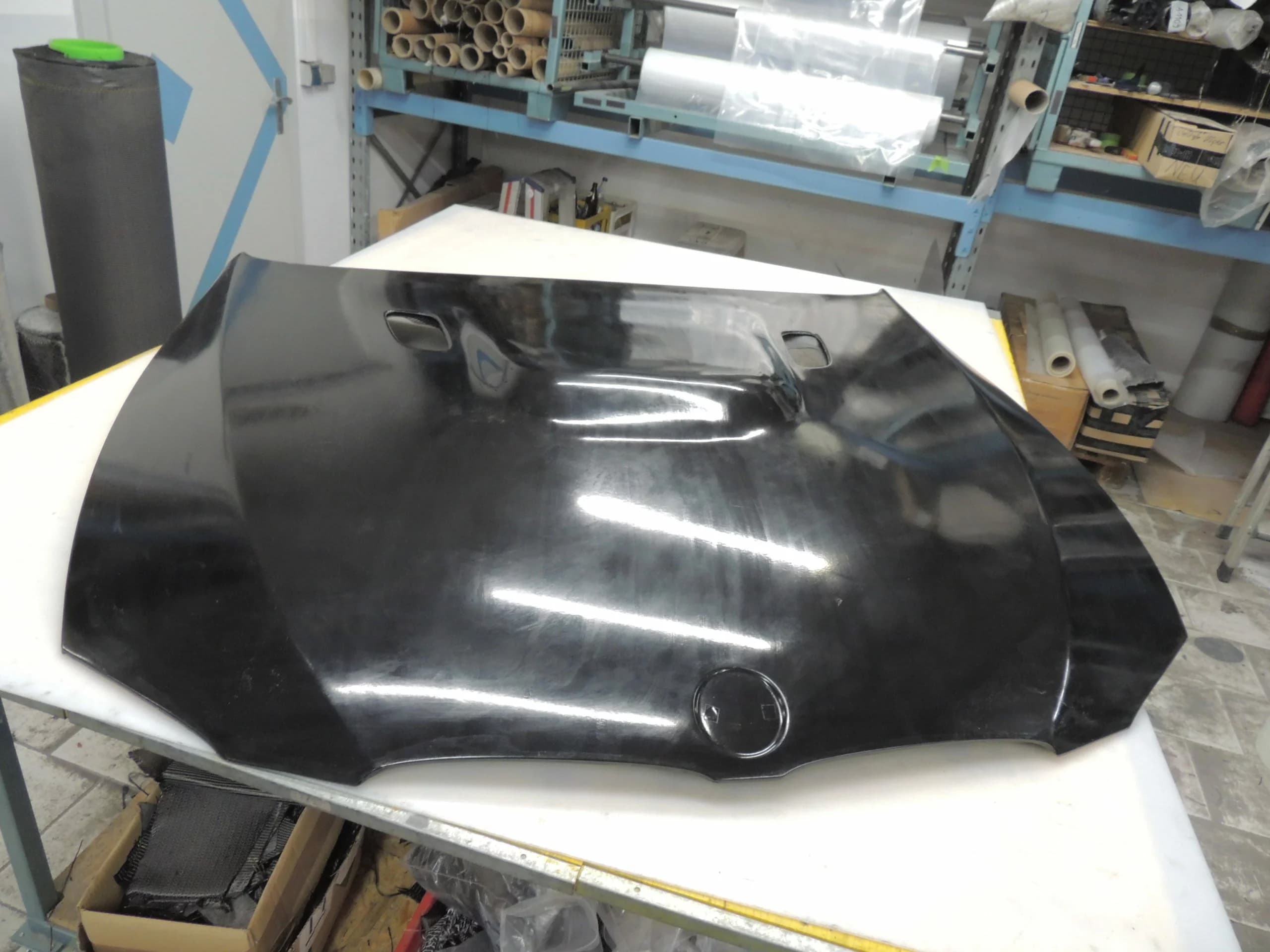 Carbon Motorhaube BMW E92 M3 – Außenansicht schwarz glänzend auf Werkbank