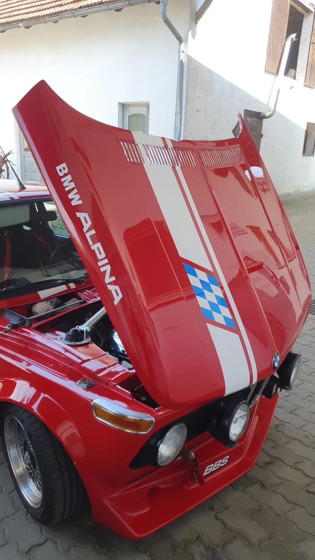Nahaufnahme der geöffneten Carbon Motorhaube von außen für den BMW E10 1502-2002, ti, tii, Turbo und Alpina