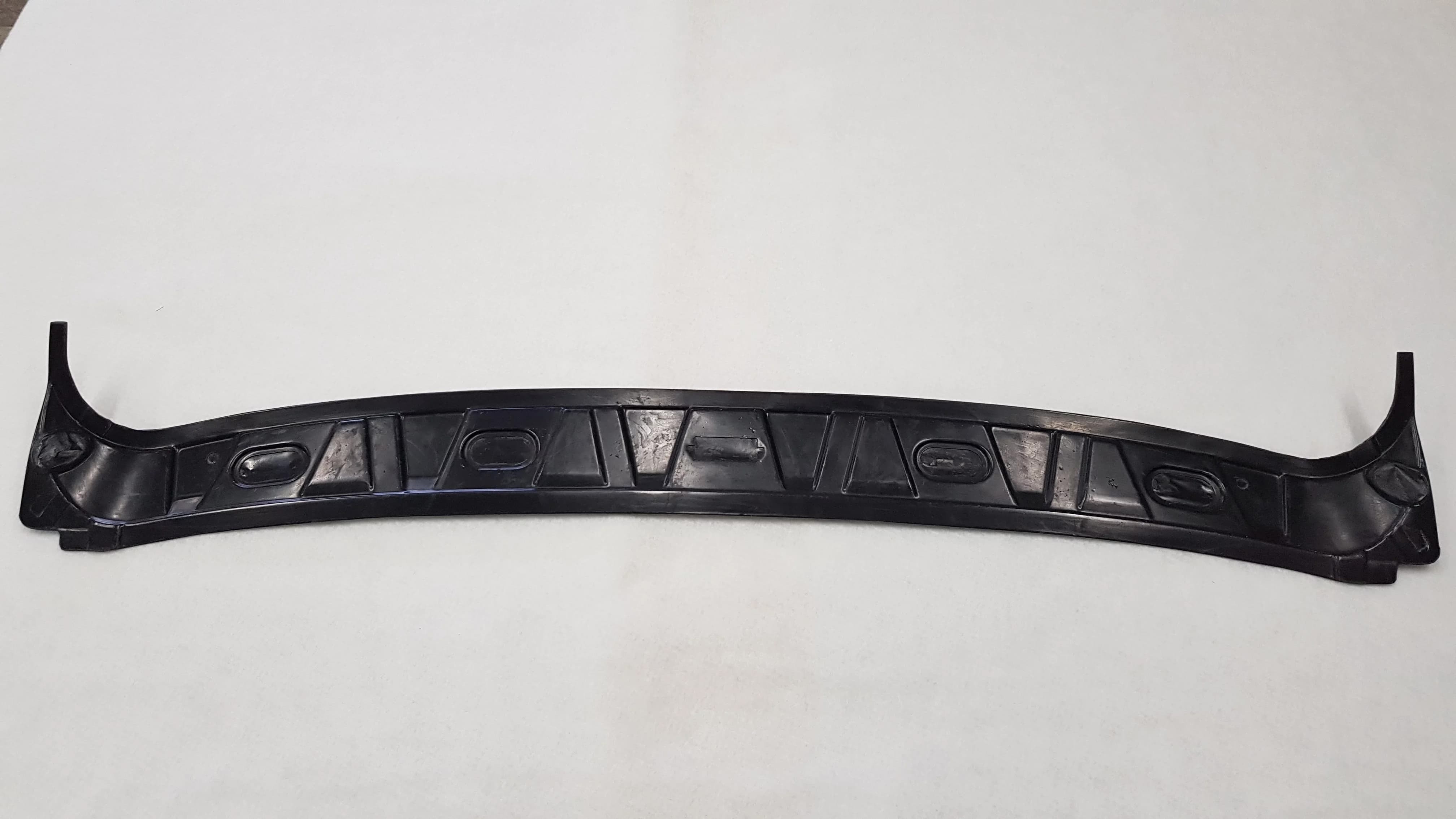Carbon Abschlussleiste unterhalb der Hutablage an der C-Säule für den BMW E30 Draufsicht Außenseite in glänzend