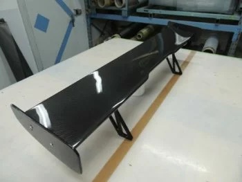 Carbon Heckflügel BMW F22 in Schrägansicht mit Endplatten