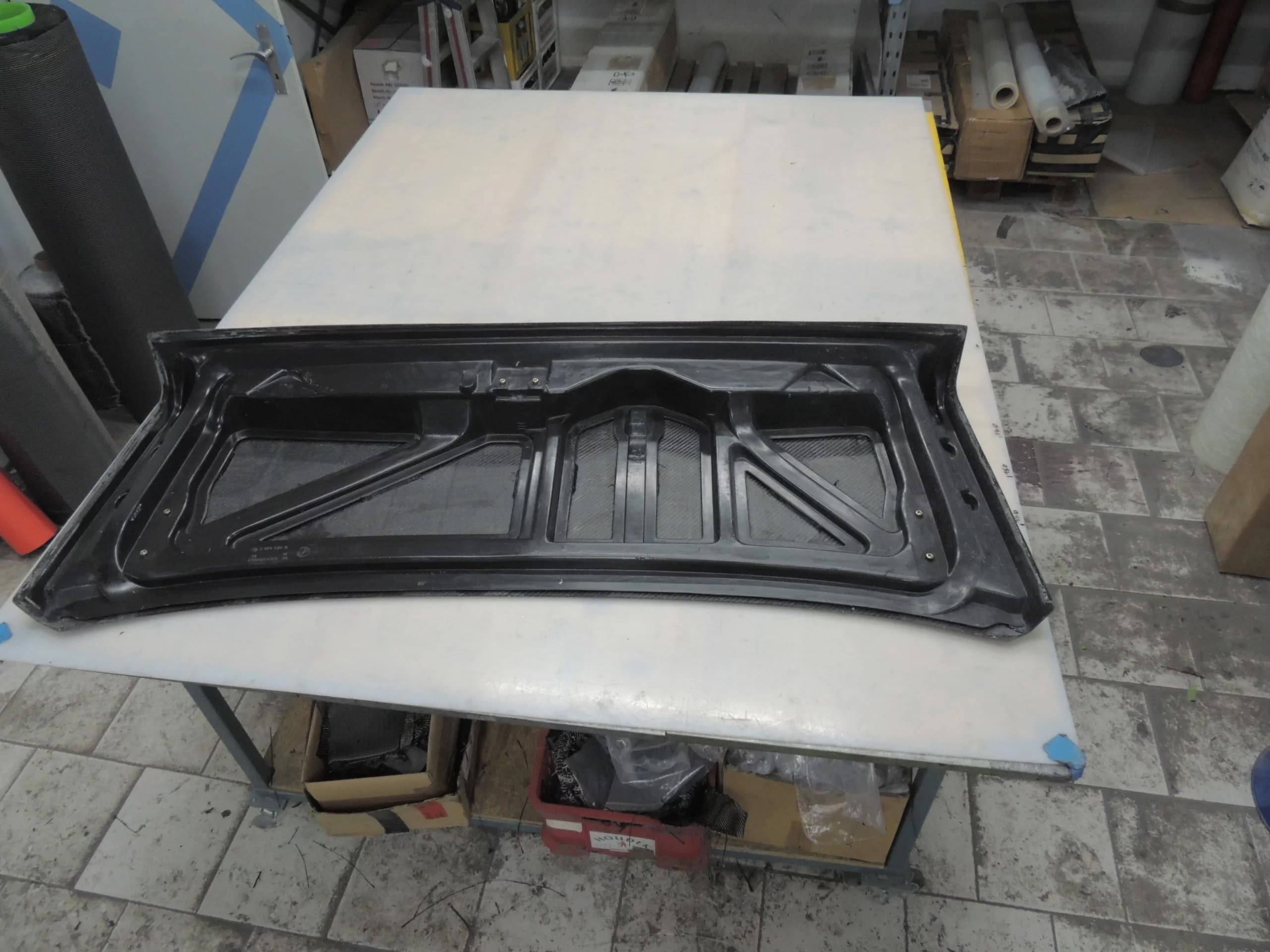 Carbon-Kofferraumdeckel für BMW E30 M3, Innenseite mit Verstärkungsstrukturen und Montagepunkten