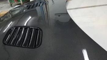 Carbon Sichtcarbon Motorhaube Toyota GT86 GTR-Style, schräge Ansicht der Haubenoberfläche mit Lüftungselement