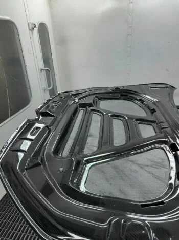 Carbon Motorhaube VW Golf 7 R, Detailansicht der Unterseite mit geformten Verstärkungen