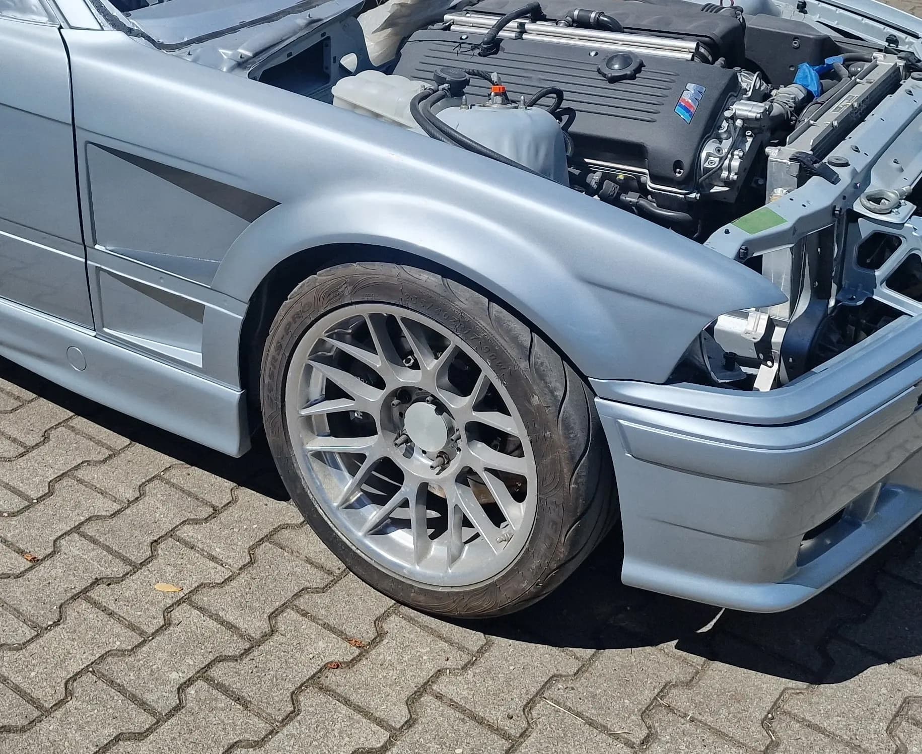 BMW E36 Limousine mit montiertem GTR-Kotflügel vorne links, breite Radabdeckung