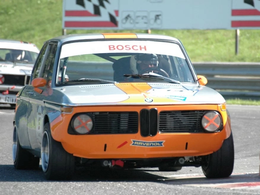 BMW E10 1502-2002 von vorne mit Carbon "Schweinebacken" auf der Rennstrecke