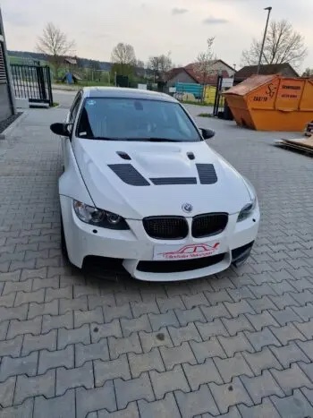 Frontansicht BMW E90 mit M3 Carbon Motorhaube im Außenbereich