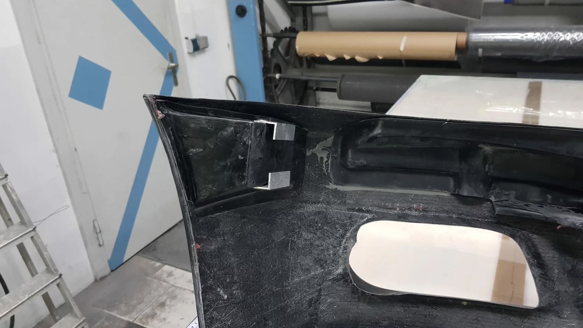 Rückseite der BMW E46 Frontstoßstange mit Befestigungspunkten und Ausschnitten