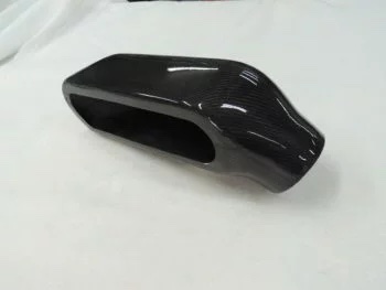 4-Zylinder Universal Carbon Airbox, schräge Frontansicht der Ansaugöffnung in Sichtcarbon