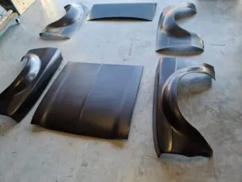 Carbon Kotflügel Ford Escort MK1, Gesamtübersicht aller Carbon Karosserieteile auf Werkstattboden