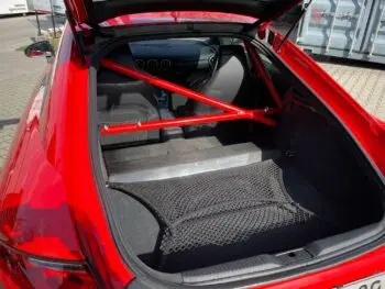 Kofferraumansicht Audi TT mit verbauter Carbon Rücksitzbank-Abdeckung und Überrollkäfig