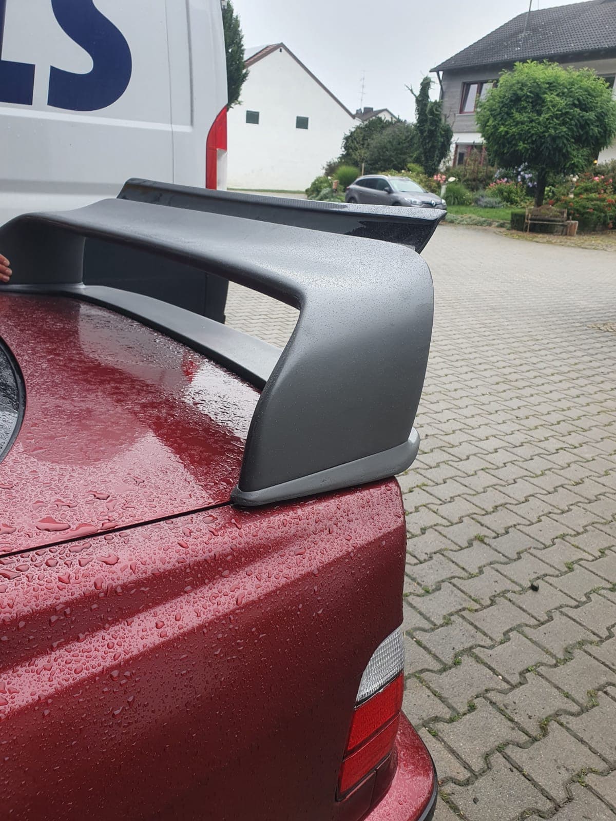 Detailansicht Carbon-Heckspoiler BMW E36 mit seitlichem Träger und Flap, montierter Zustand