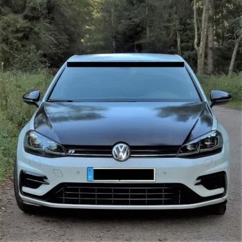 Carbon Motorhaube VW Golf 7 R, montiert auf weißem Fahrzeug in Frontansicht