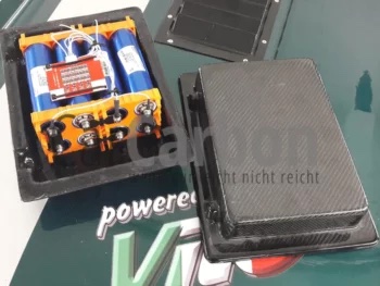 Starterbatterie mit Carbon-Gehäusedeckel, Batterieeinheit geöffnet und geschlossen auf Arbeitsfläche