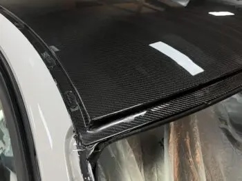 Detailansicht BMW E90 Carbon Dachkante, präzise Passform am Dachrahmen