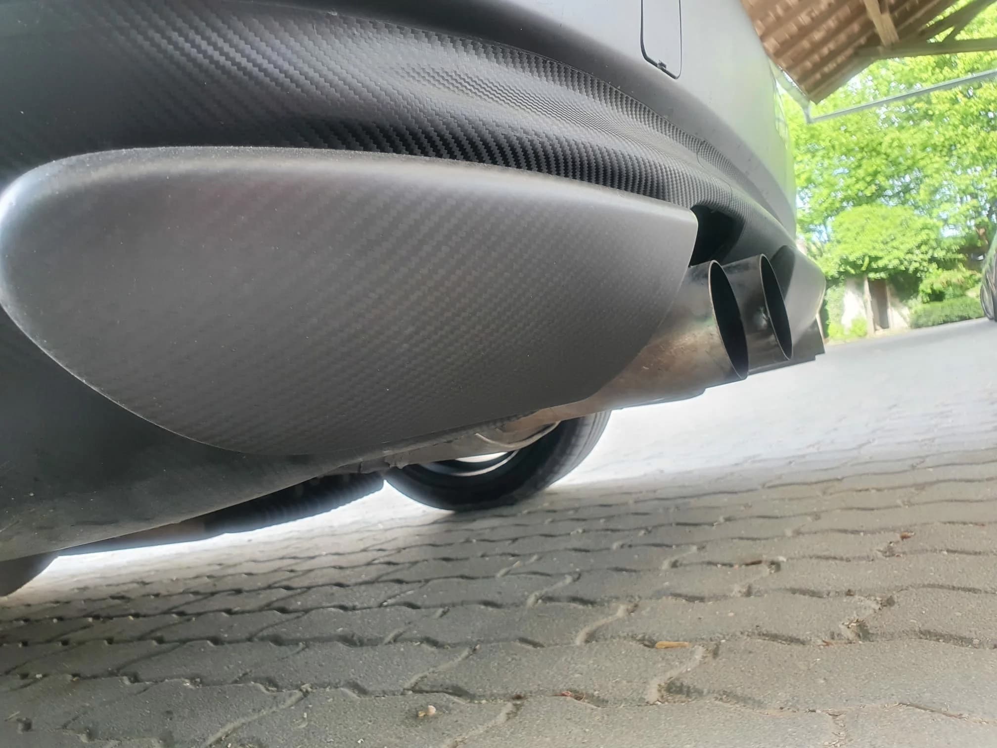 Untere Seitenansicht Carbon Heckdiffusor BMW Z3 am Auspuffbereich