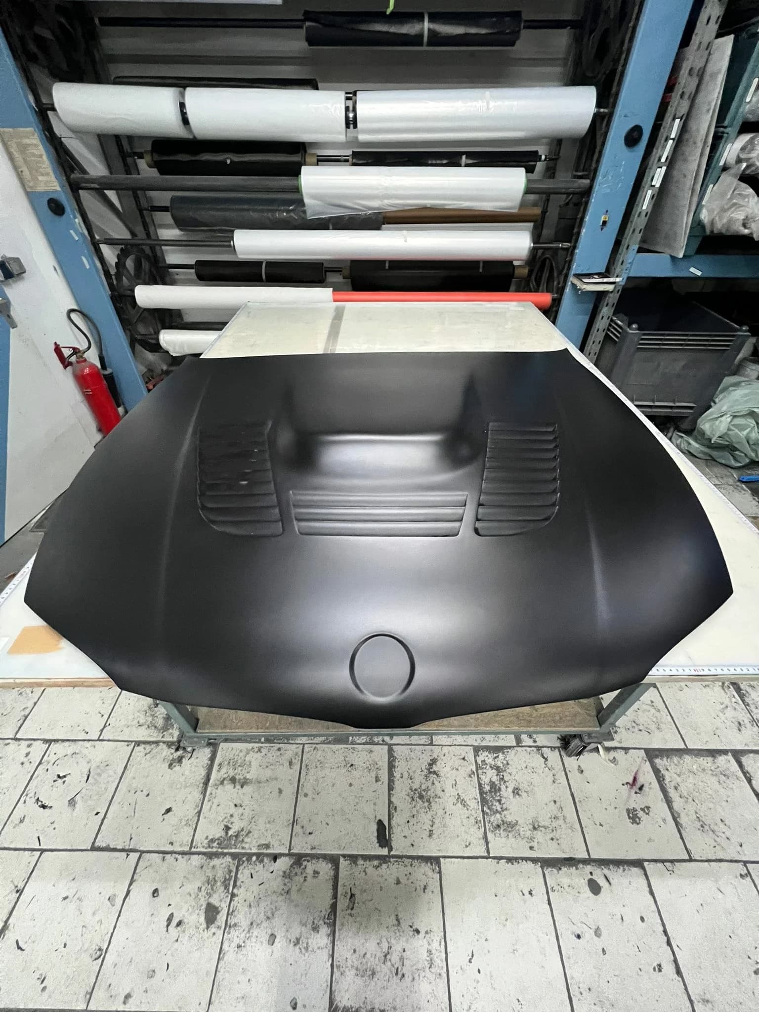 Carbon Motorhaube BMW E82 1er M GTR Style, schräge Ansicht mit Luftauslässen