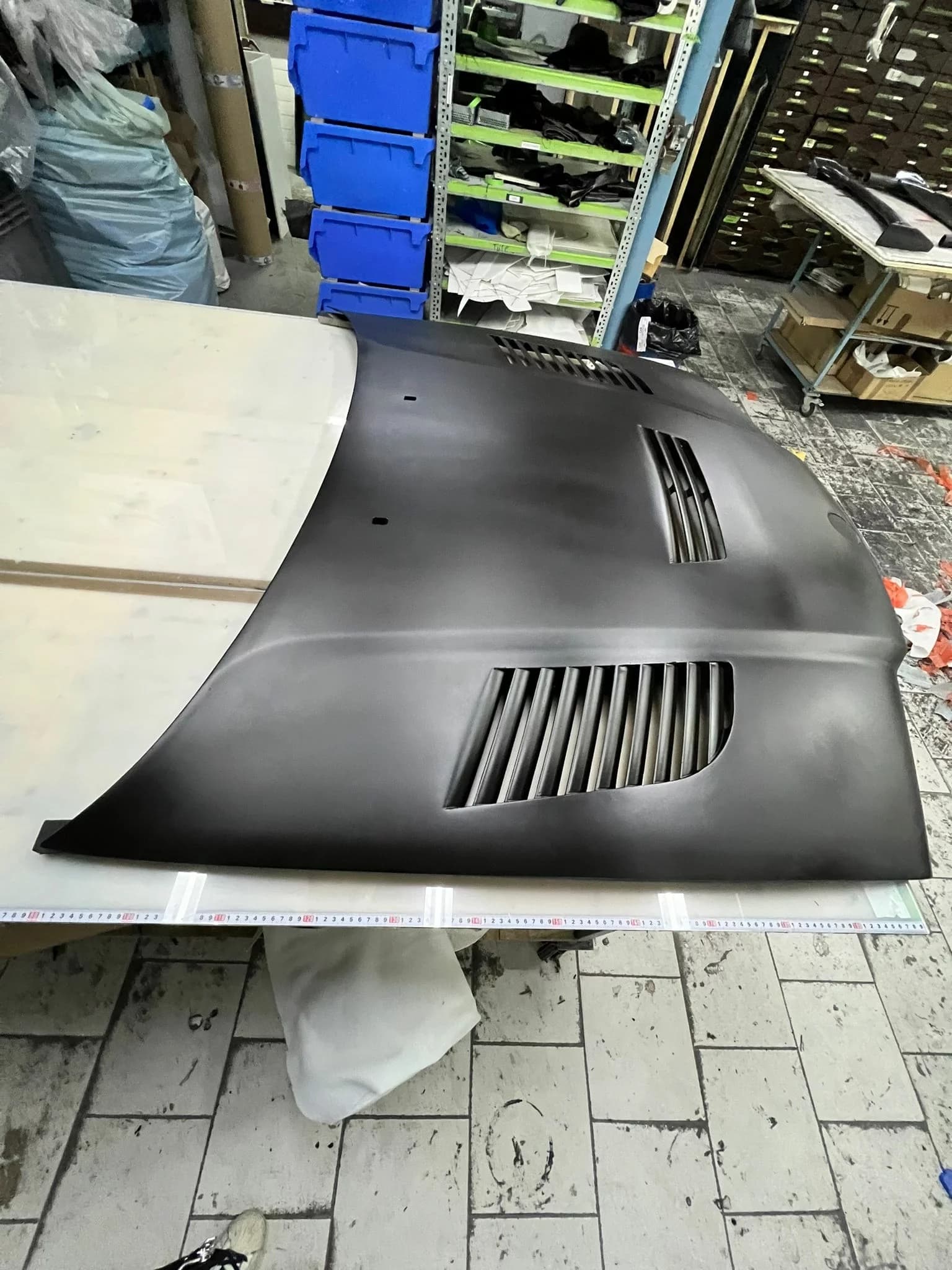 Gesamtansicht der GTR-Motorhaube mit mehreren Luftauslässen